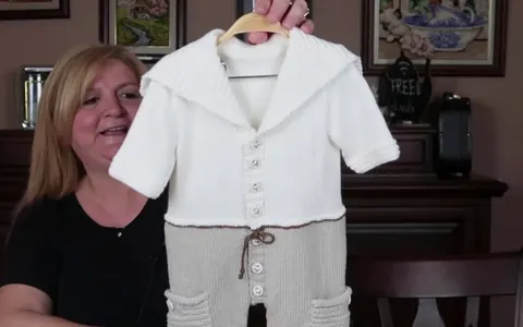 Erkek çocuklar için pantolonlu gömlek tulum modeli