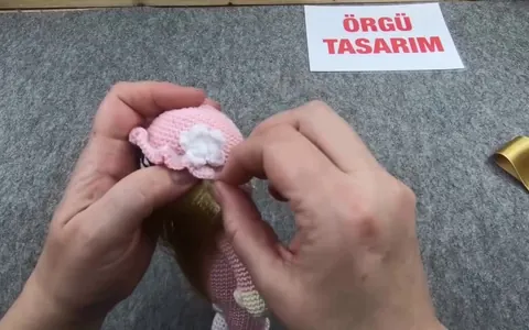 Kurdele ile oyuncak bebekler için pratik saç yapımı